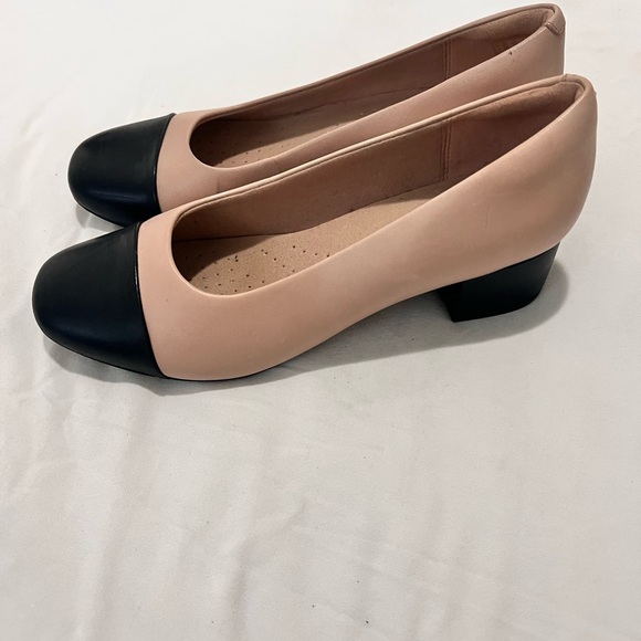 Clarks Pink and Black Flats for Everyday Comfort - Picture 4 of 9